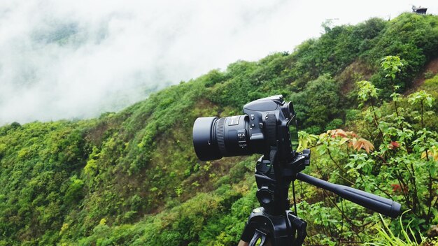 写真 霧の天候で山にカメラを設置する