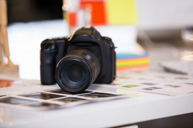 Camera op foto's op het bureau