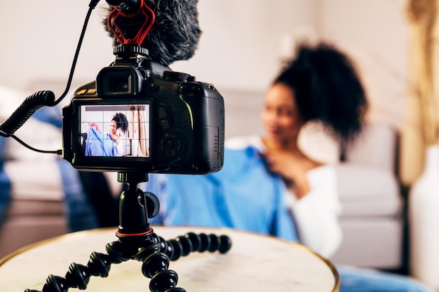 Camera opnames vrouw met jurk terwijl ze thuis op tapijt zit