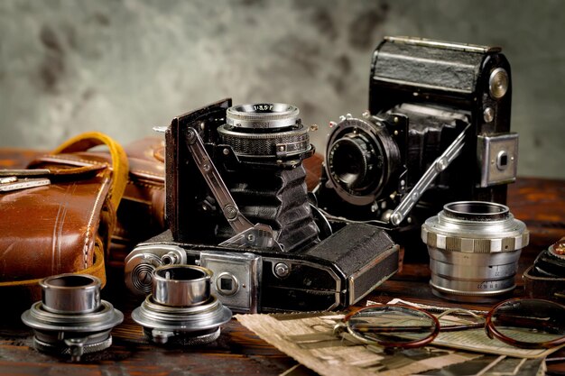 Foto una macchina fotografica e altri oggetti su un tavolo con altri oggetti tra cui una macchina fotografica e altri oggetti.