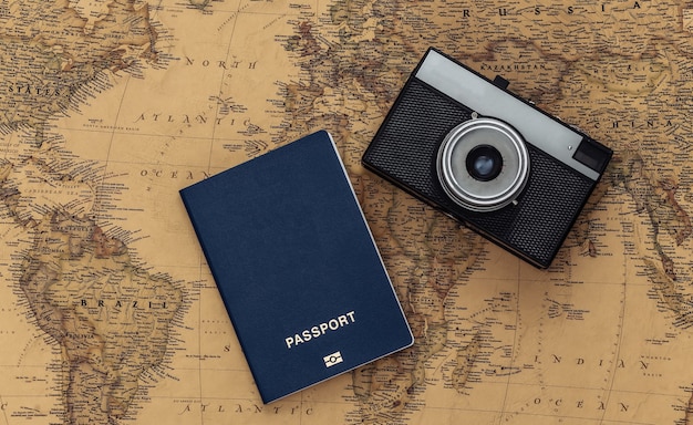 오래 된지도에 카메라와 여권. 여행, 모험 개념