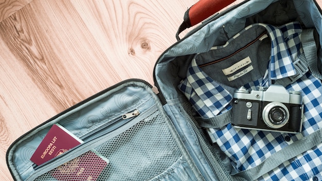 Macchina fotografica e passaporto in valigia