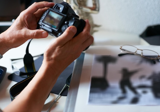 Foto fotografo con fotocamera o mani di uomo a casa con creatività in immagini o foto in italia fotografia giornalista o primo piano di viaggiatore con arte dopo il servizio fotografico produzione per la nostalgia o la memoria