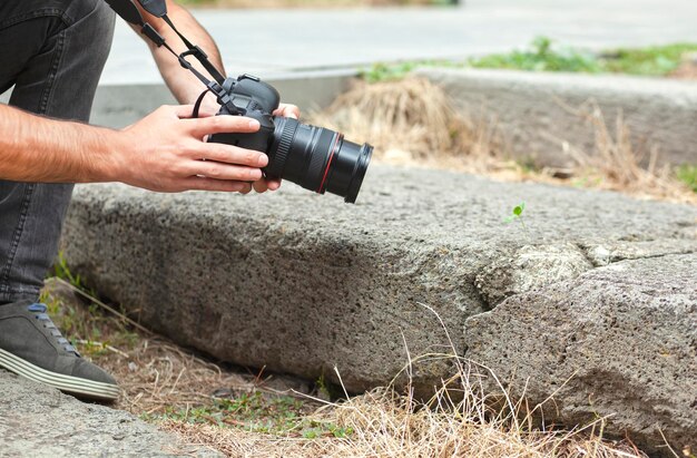 写真家の手の中のカメラ