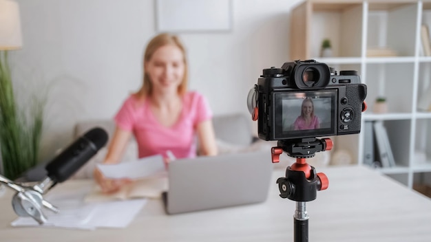 Foto macchina fotografica che registra il treppiede dello schermo della donna di media digitali