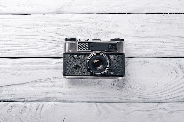 Camera retro Op een houten ondergrond Bovenaanzicht Vrije ruimte voor je tekst