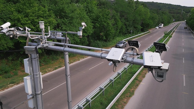 Camera's en snelheidscontroleradars langs een drukke snelweg monitoren en registreren snelheidsovertredingen Drone-weergave