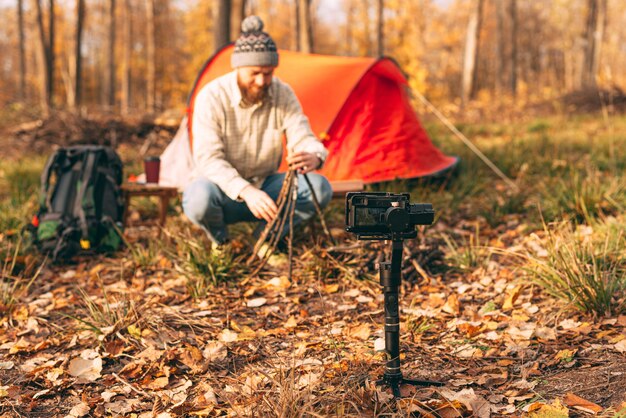 Camera schieten reiziger vuur maken in bos