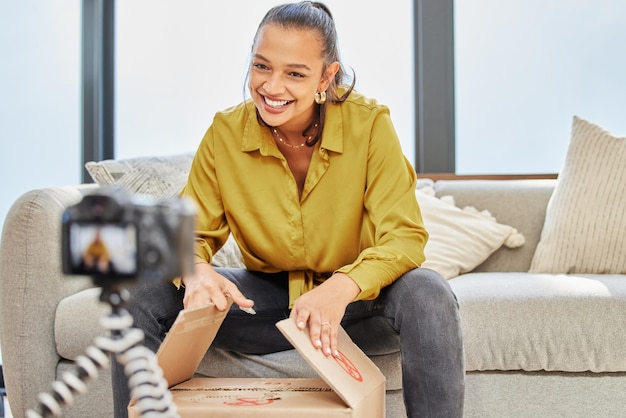 Camera vrouw en gelukkig met doos voor vlog als influencer voor social media campagne en project Home online vlogger en content creator met merk promotie of podcast en unboxing geschenk