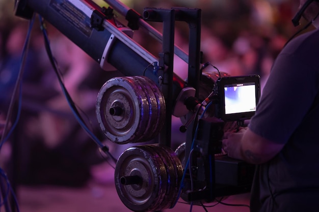 Cameraman aan het werk met tv-camera op de expo