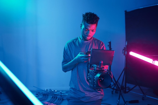 Cameraman gebruikt gadgets tijdens zijn werk