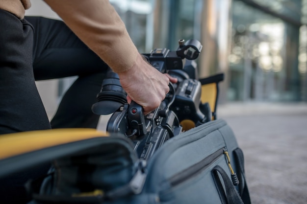 Cameraman haalt de apparatuur uit de koffer