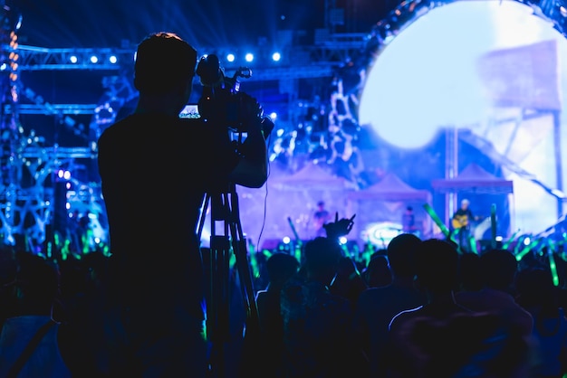 Cameraman schiet videoproductie camera videograaf in concert muziekfestival