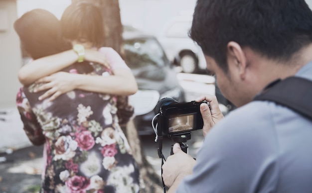 Foto cameraman prendere film d'amore con la macchina fotografica digitale