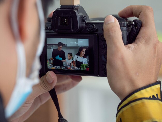 cameraman video neem een foto beeld bestand zwarte kleur hand lichaamsdeel mens houden familie smar