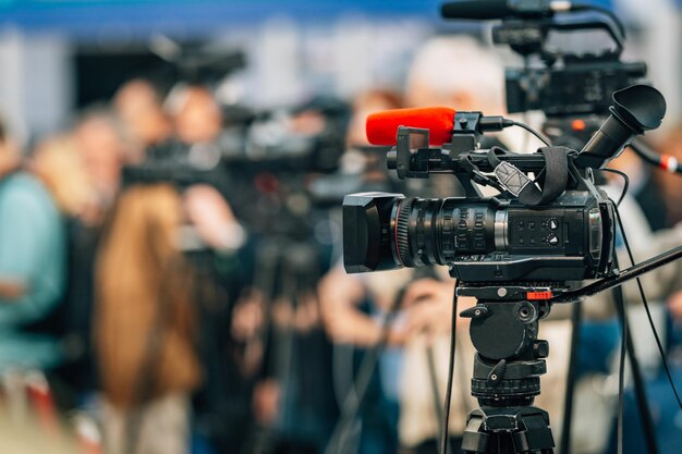 Foto le telecamere in una conferenza mediatica in diretta