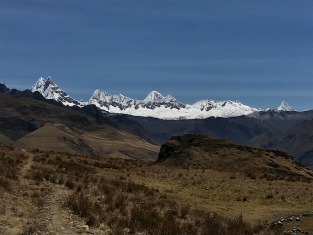 Camino amplio en una quebrada bajo las montanas