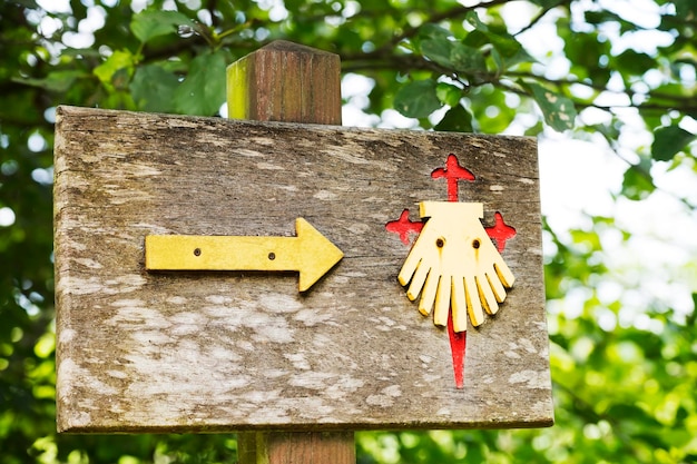 Photo camino de santiago with scallop and yellow arrow signs  to compostela  galicia spain