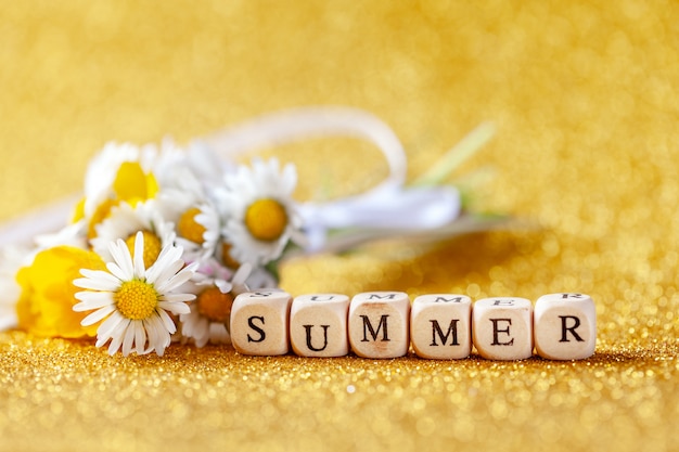 Foto camomila van de boeketbloem met de tekstzomer op gele achtergrond.