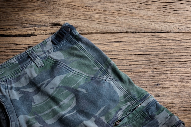 Camouflage patroon broek op houten achtergrond