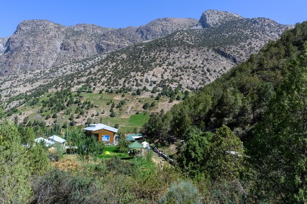 タジキスタンの山脈にあるキャンプ場