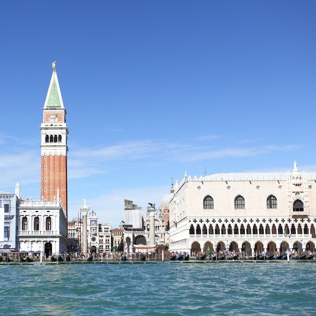 Campanile e palazzo ducale in piazza san marco a venezia