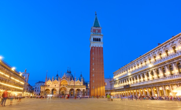 Foto il campanile di piazza san marco a venezia nel crepuscolo, italy