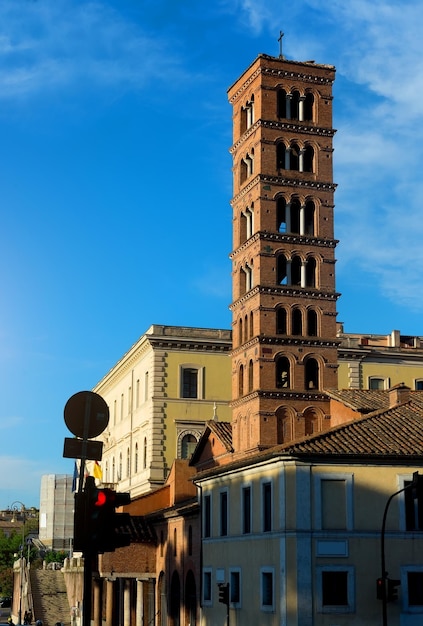 イタリア、ローマのコスメディン教会のサンタマリアのカンパニール