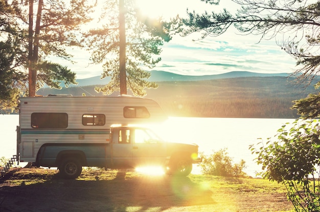 Foto camper geparkeerd op de oever van het meer in de bergen. zomerseizoen in canada.