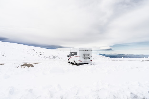 Camper in skigebied van sierra nevada