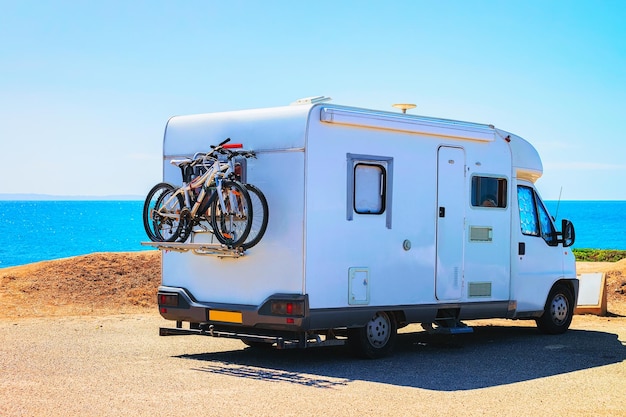 Camper met fietsen bij Capo Pecora resort aan de Middellandse Zee, Sardinië, Italië