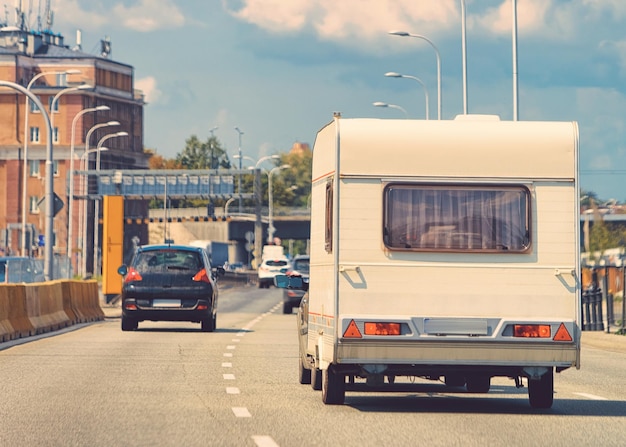 Camper op de weg in het centrum van Warschau in Polen