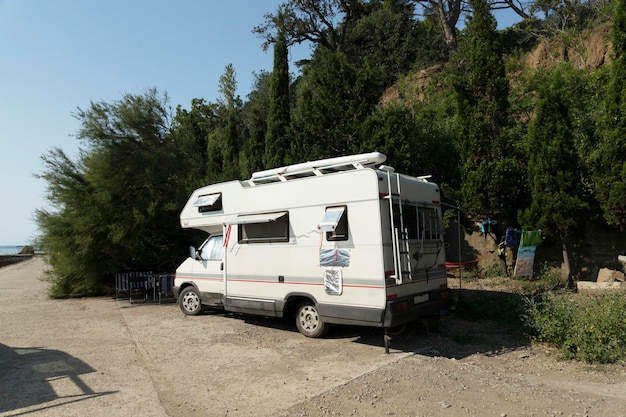 Camper op wielen busje, busje, mensen, reis, avontuur. pitstop in een huurauto. hoge kwaliteit foto