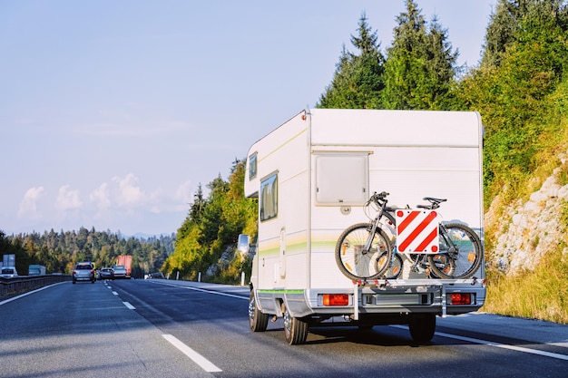 スロベニアの道路上のキャンピングカーrvabd自転車。