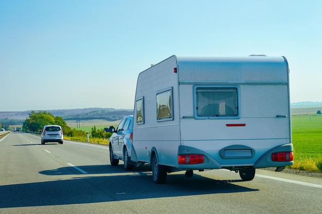 Camper rv op de weg, Slovenië.