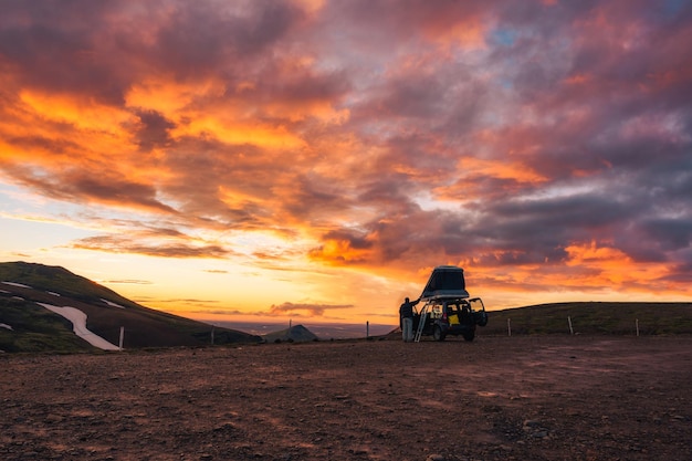 Camperauto geparkeerd met avondrood op de top van de berg in de IJslandse hooglanden in de zomer op IJsland