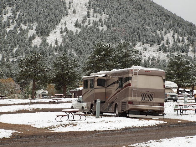 Camperplaats in sneeuw bij Estes-park, Colorado.