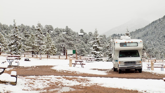 Camperplaats in sneeuw bij Estes-park, Colorado.