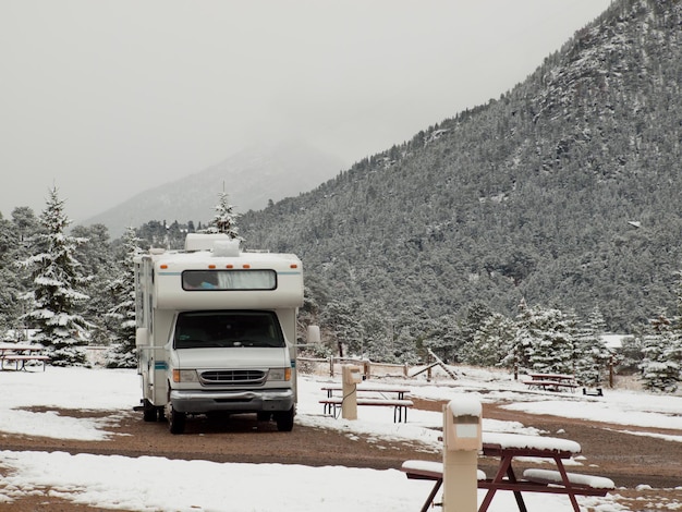 Camperplaats in sneeuw bij Estes-park, Colorado.