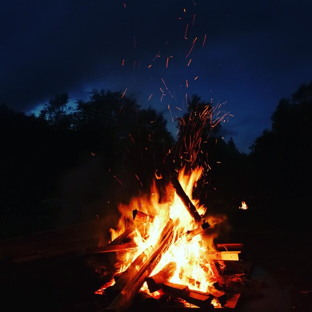 Photo campfire against sky at night