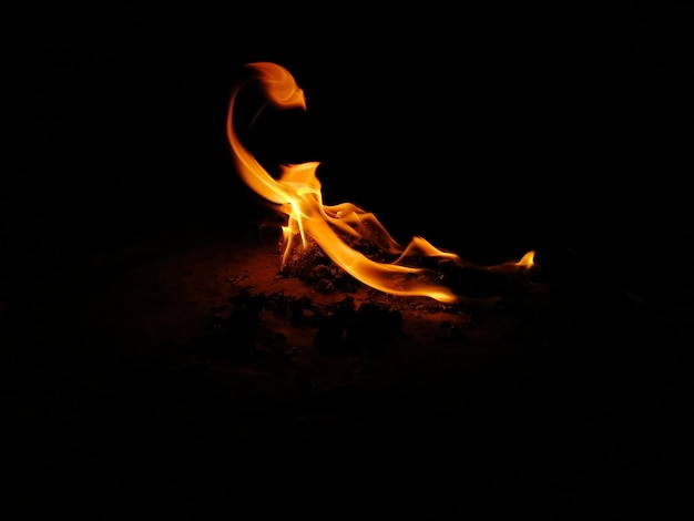 Photo campfire at night, fire flame