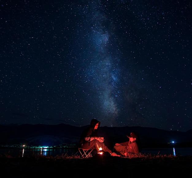 Photo campfire under the stars