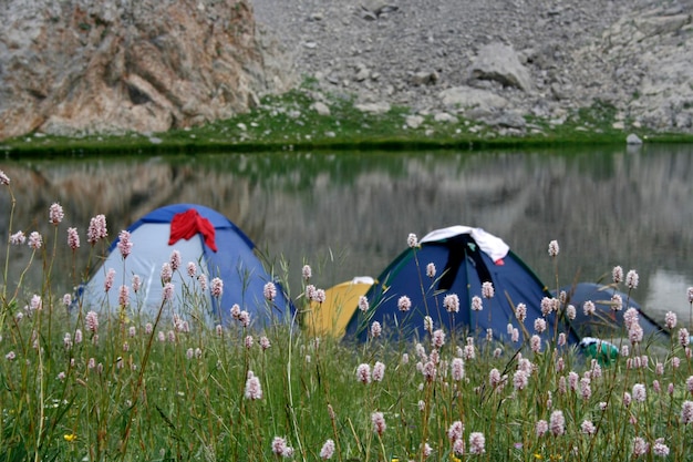 湖でのキャンプ