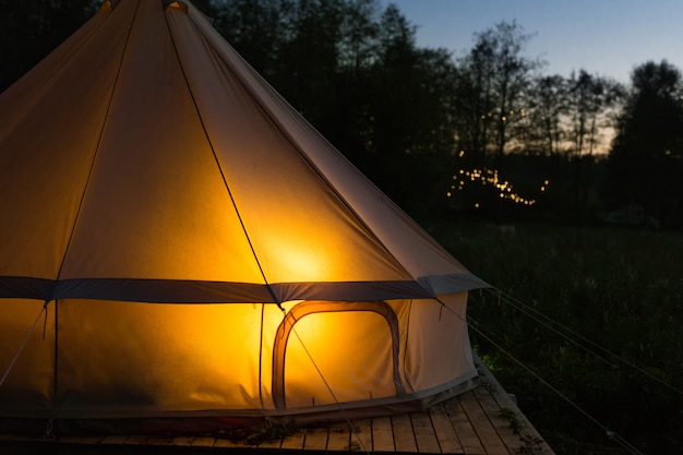 Camping canvas bellentent gloeit 's nachts