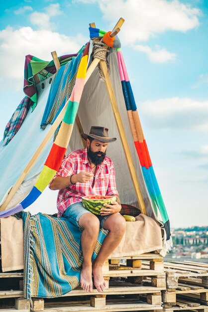 キャンプとハイキングのコンセプト旅行とテントでのキャンプ旅行自家製のテントキャンプテント...