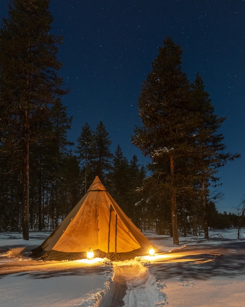 사진 노르웨이의 밤에 눈이 내리는 티피 텐트에서 캠핑