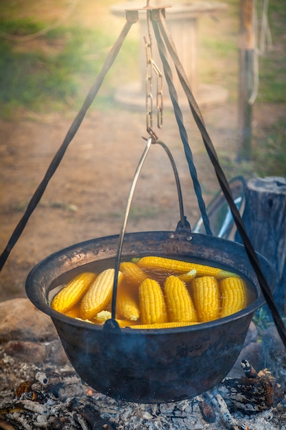 Camping kookpot met maïskolven