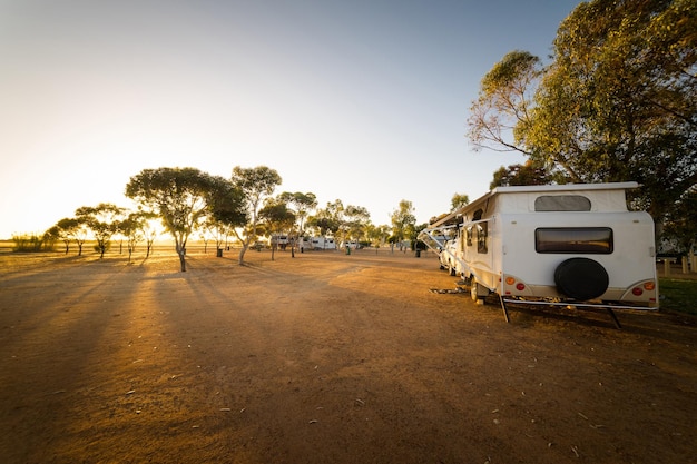 Camping met caravans in een ochtendlicht in Hyden Western Australia
