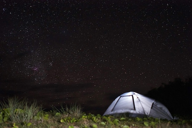 Foto cielo notturno da campeggio in australia