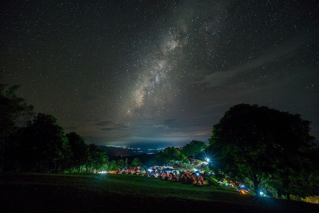 Camping onder melkachtige manier. Mening van de Melkwegmelkweg in Thailand, nachthemel.